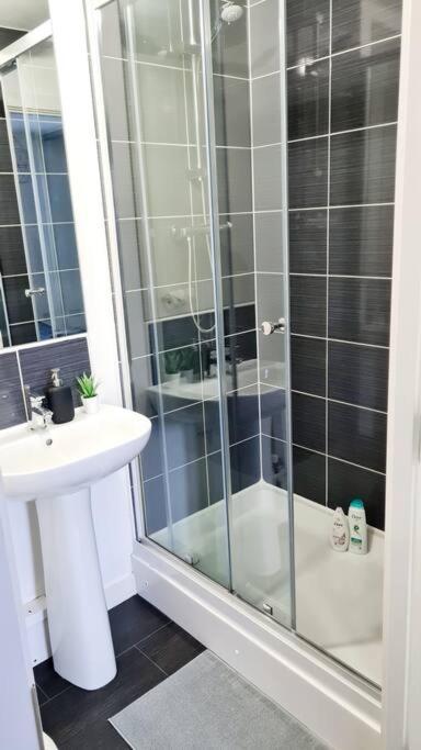 גלאזגו Stylish 2 Bedroom Apartment / Free Gated Parking מראה חיצוני תמונה