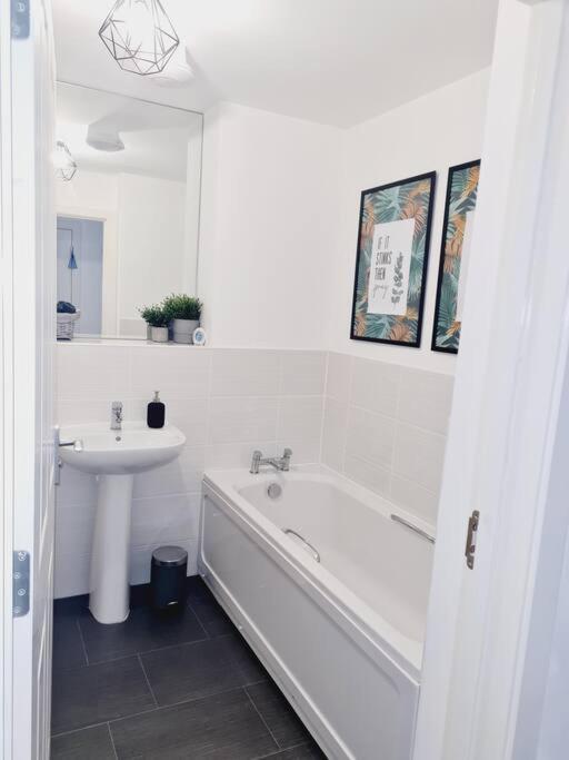 גלאזגו Stylish 2 Bedroom Apartment / Free Gated Parking מראה חיצוני תמונה