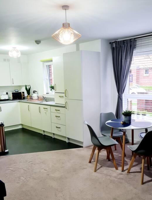 גלאזגו Stylish 2 Bedroom Apartment / Free Gated Parking מראה חיצוני תמונה